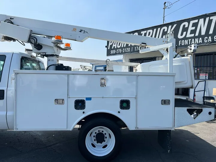 White, 2011 Ford F-450 Super Duty Image 19