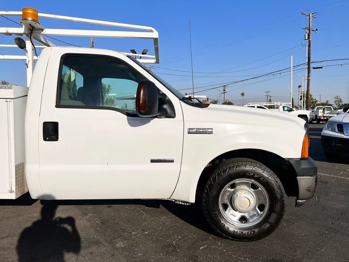 White, 2006 Ford F-250 Super Duty Image 5