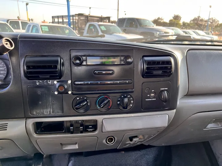 White, 2006 Ford F-250 Super Duty Image 24