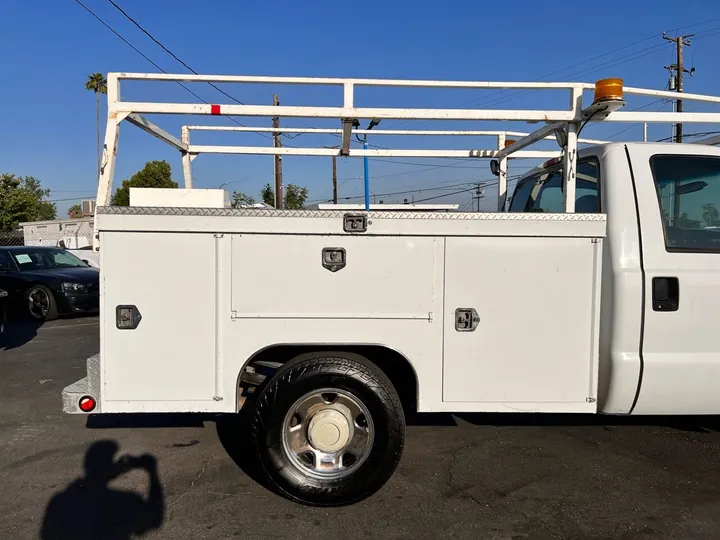 White, 2006 Ford F-250 Super Duty Image 6