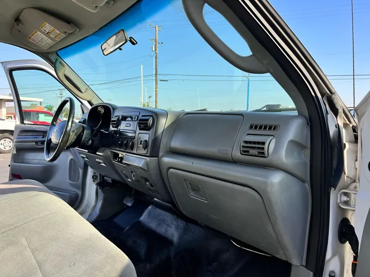 White, 2006 Ford F-250 Super Duty Image 27