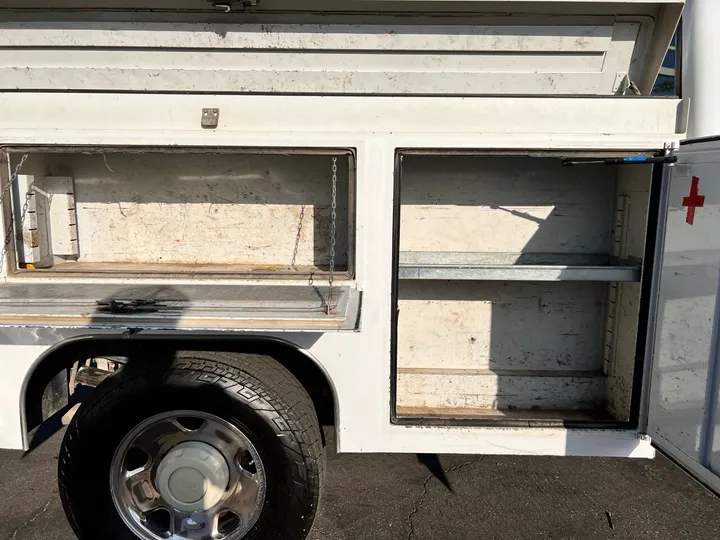 White, 2006 Ford F-250 Super Duty Image 8