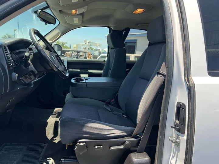 White, 2009 Chevrolet Silverado 2500HD Image 15