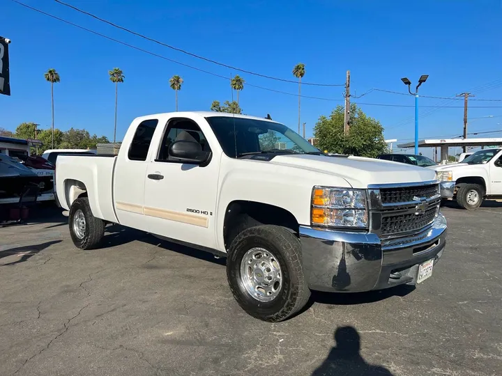 White, 2009 Chevrolet Silverado 2500HD Image 3