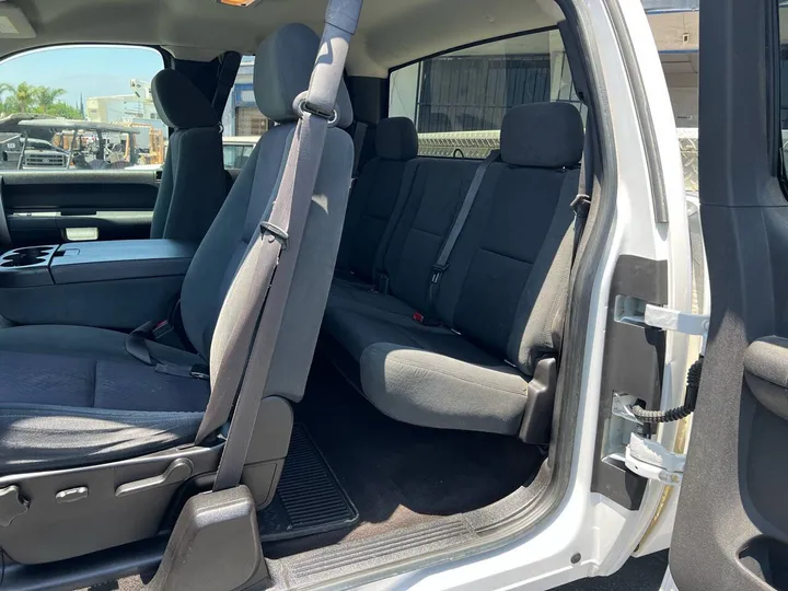 White, 2009 Chevrolet Silverado 2500HD Image 16