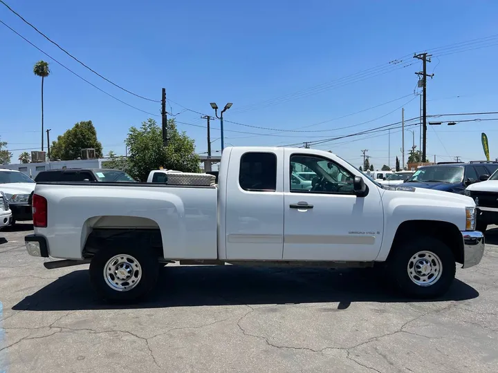 White, 2009 Chevrolet Silverado 2500HD Image 4