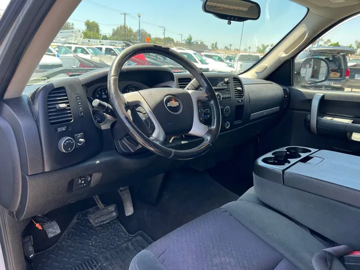 White, 2009 Chevrolet Silverado 2500HD Image 13