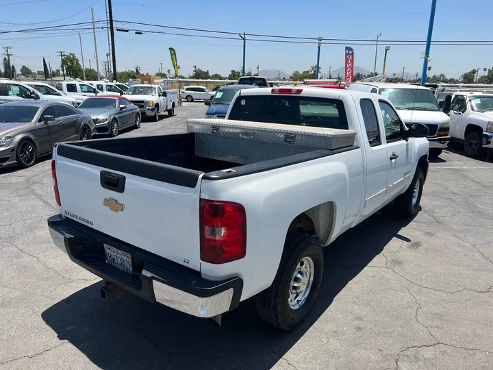 White, 2009 Chevrolet Silverado 2500HD Image 8