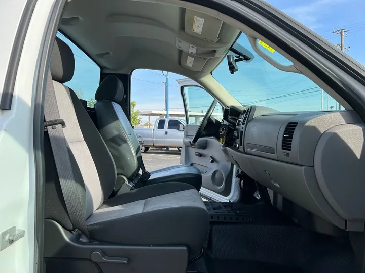 White, 2009 Chevrolet Silverado 2500HD Image 21