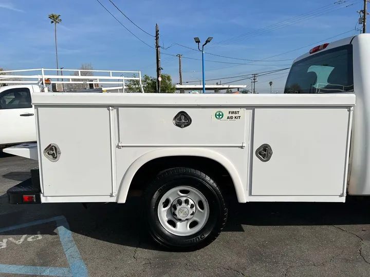 White, 2009 Chevrolet Silverado 2500HD Image 6