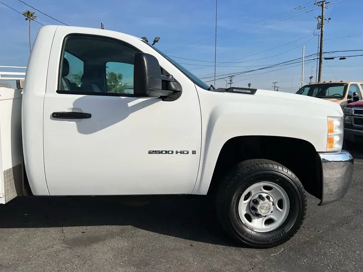 White, 2009 Chevrolet Silverado 2500HD Image 5