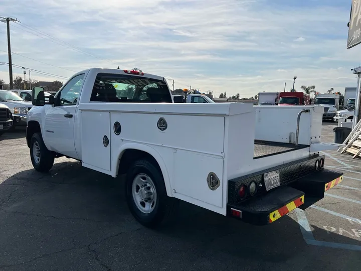 White, 2009 Chevrolet Silverado 2500HD Image 11