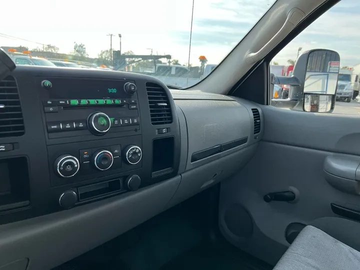 White, 2009 Chevrolet Silverado 2500HD Image 20