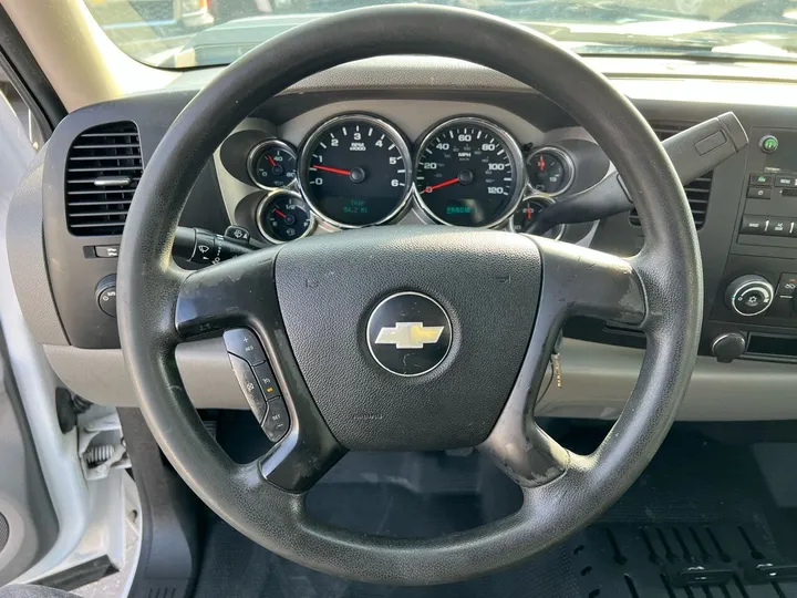 White, 2009 Chevrolet Silverado 2500HD Image 19