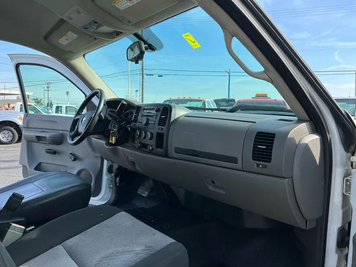 White, 2009 Chevrolet Silverado 2500HD Image 22