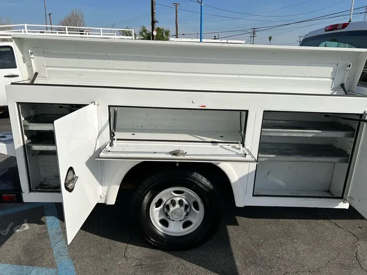 White, 2009 Chevrolet Silverado 2500HD Image 7