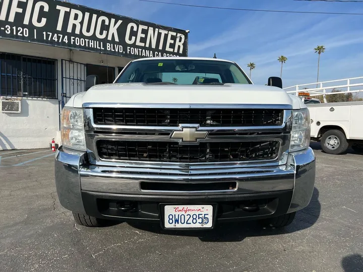 White, 2009 Chevrolet Silverado 2500HD Image 2