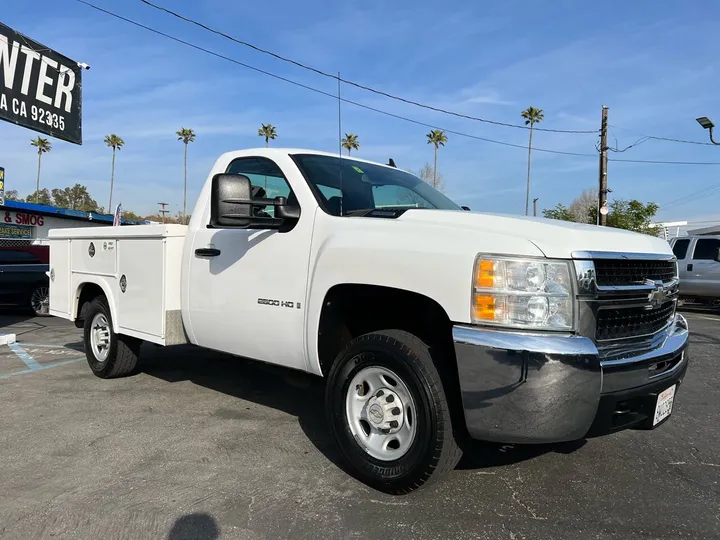 White, 2009 Chevrolet Silverado 2500HD Image 3