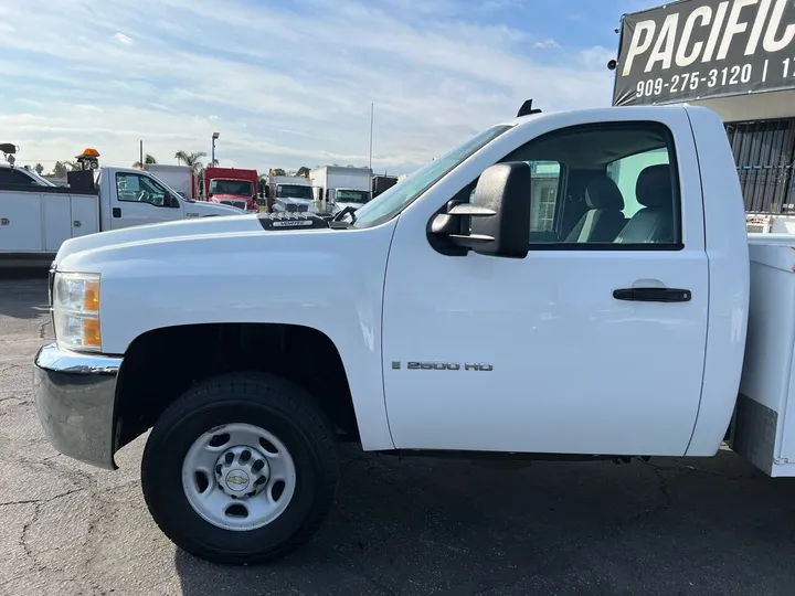 White, 2009 Chevrolet Silverado 2500HD Image 15