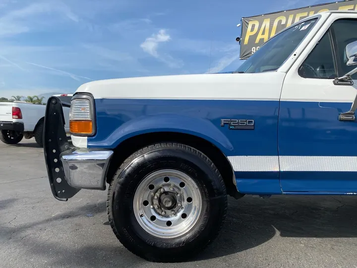 White, 1995 Ford F-250 Image 3