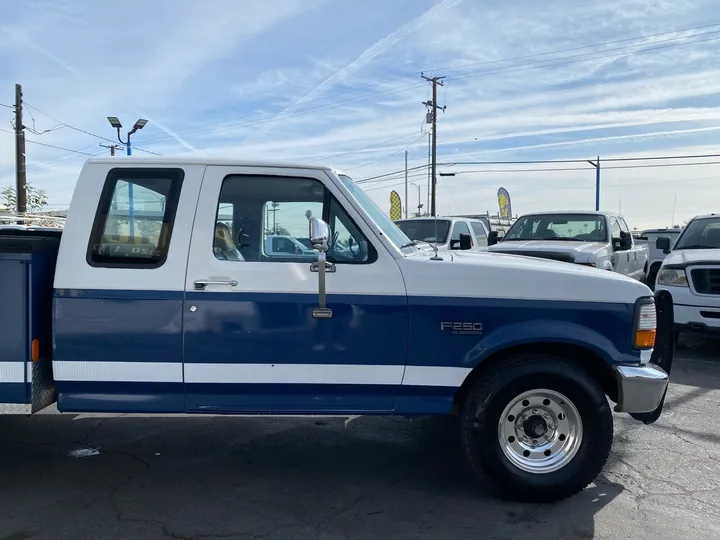 White, 1995 Ford F-250 Image 7