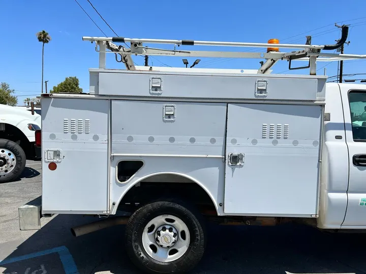 White, 2004 Chevrolet Silverado 2500HD Image 7