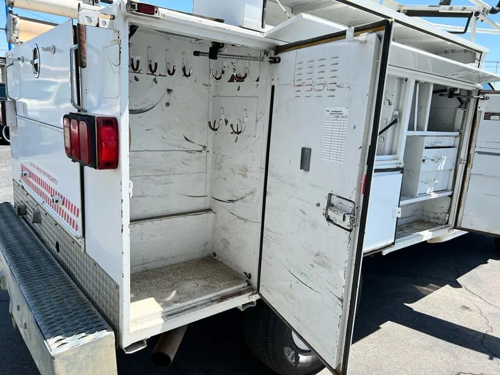 White, 2004 Chevrolet Silverado 2500HD Image 10