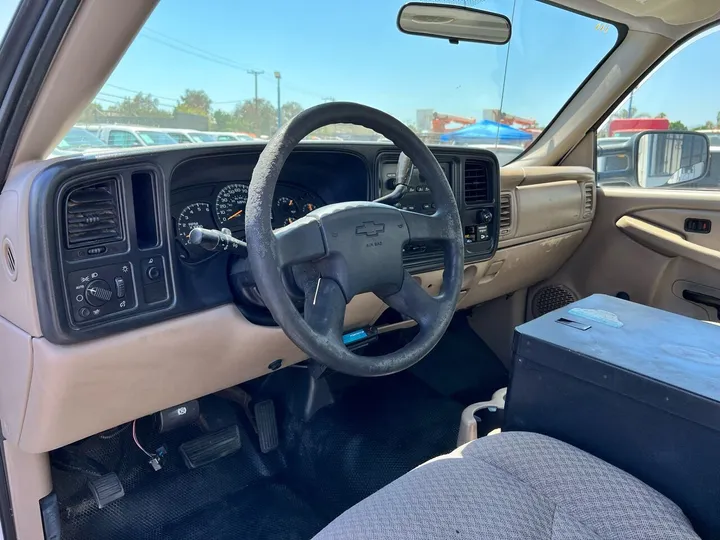 White, 2004 Chevrolet Silverado 2500HD Image 24