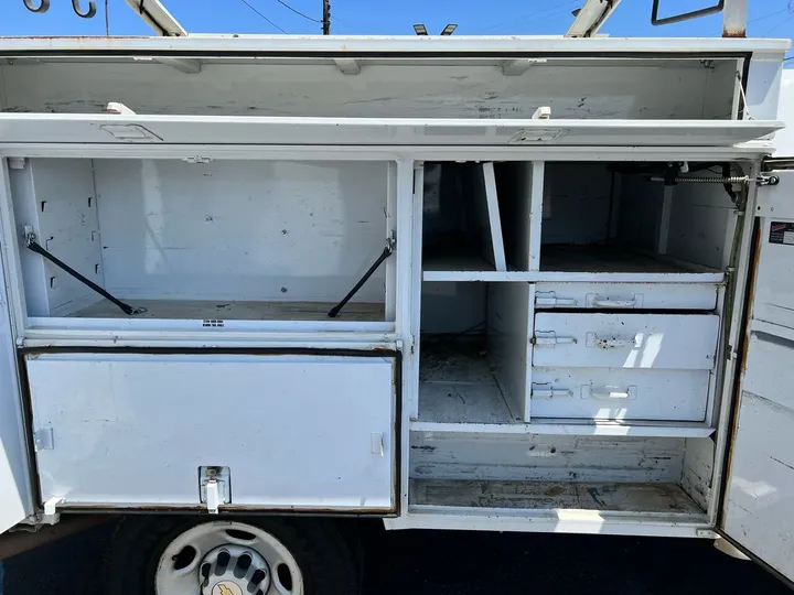 White, 2004 Chevrolet Silverado 2500HD Image 9