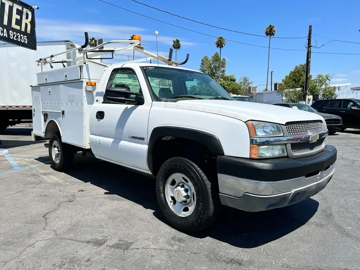 White, 2004 Chevrolet Silverado 2500HD Image 4