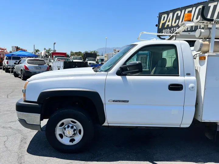 White, 2004 Chevrolet Silverado 2500HD Image 19