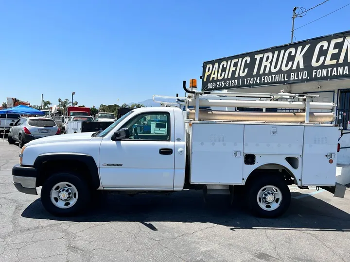 White, 2004 Chevrolet Silverado 2500HD Image 18