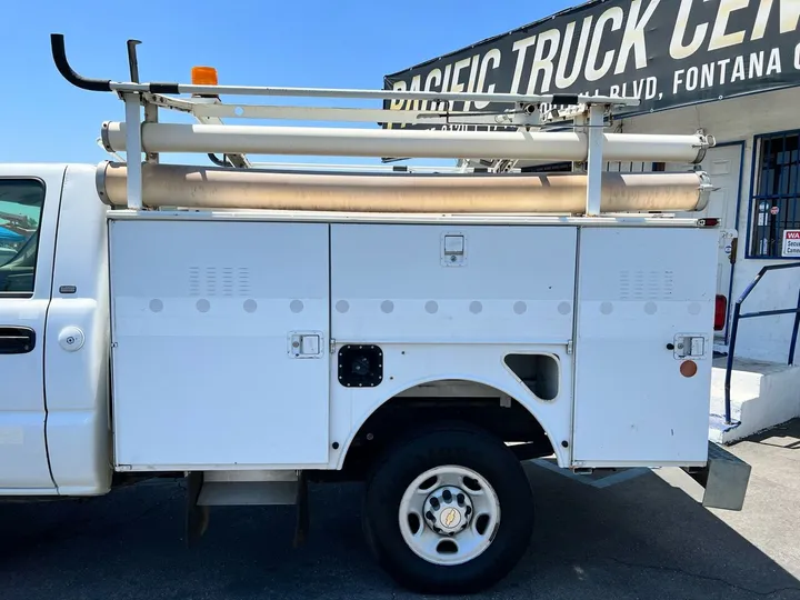 White, 2004 Chevrolet Silverado 2500HD Image 20