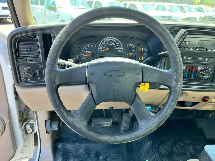 White, 2004 Chevrolet Silverado 2500HD Image 26