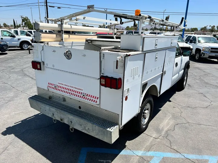 White, 2004 Chevrolet Silverado 2500HD Image 12