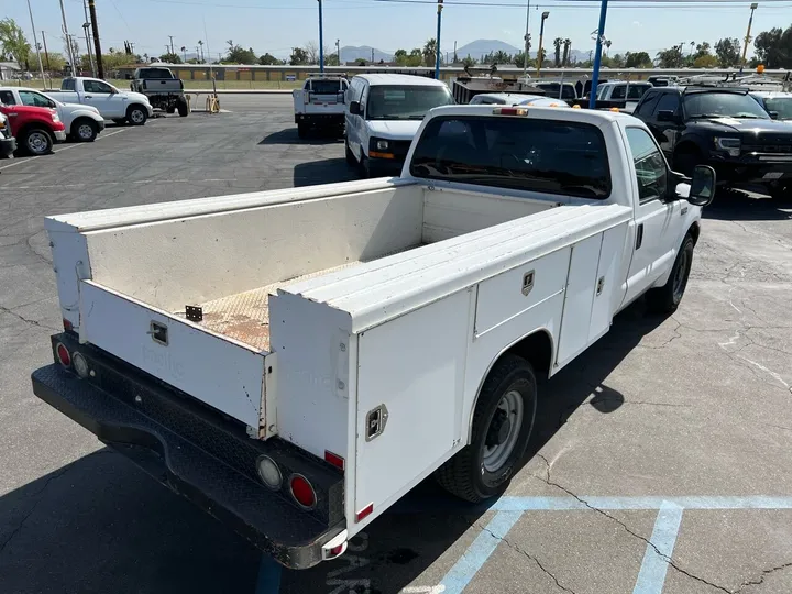 White, 2001 Ford F-350 Super Duty Image 16