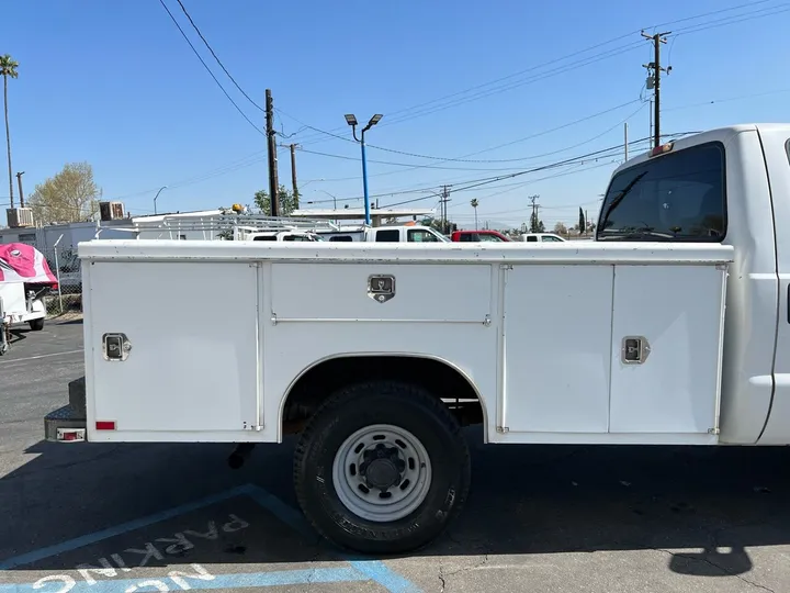 White, 2001 Ford F-350 Super Duty Image 12