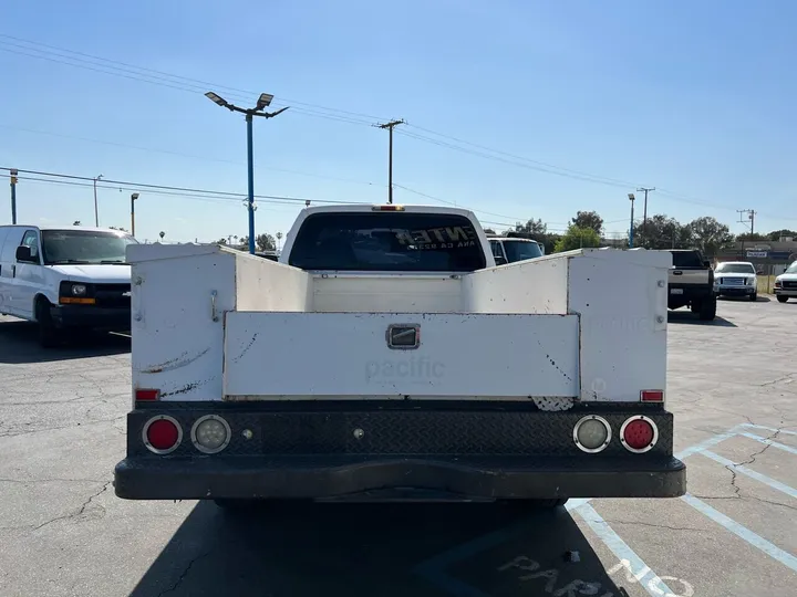 White, 2001 Ford F-350 Super Duty Image 17