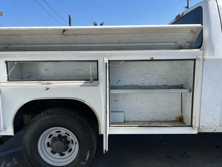 White, 2001 Ford F-350 Super Duty Image 14