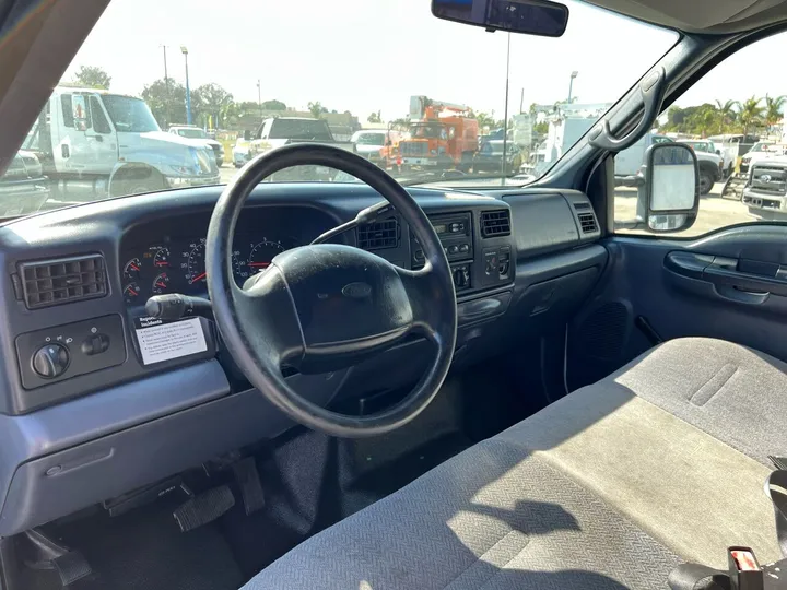 White, 2001 Ford F-350 Super Duty Image 21