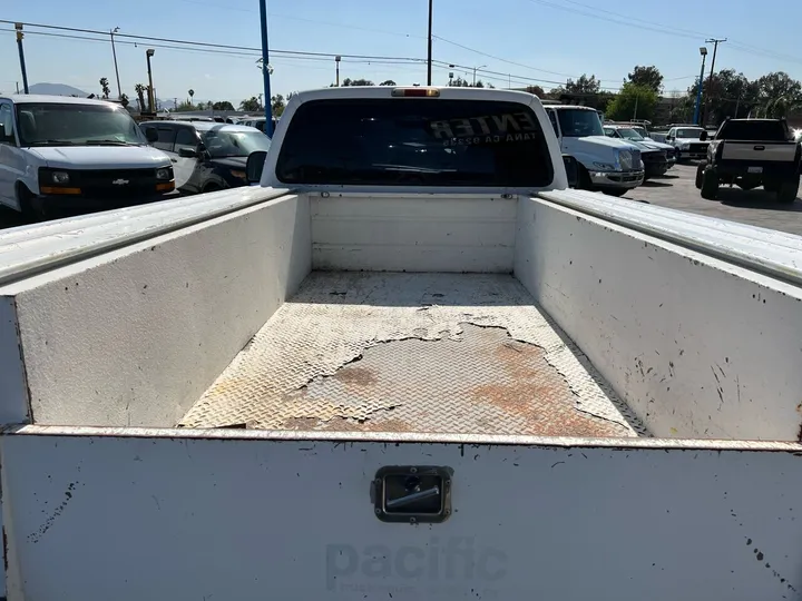 White, 2001 Ford F-350 Super Duty Image 19