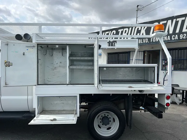 White, 2009 Ford F-550 Super Duty Image 4