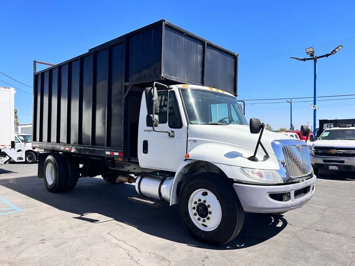 White, 2012 International DuraStar 4300 Image 16