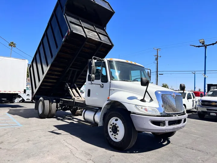 White, 2012 International DuraStar 4300 Image 3