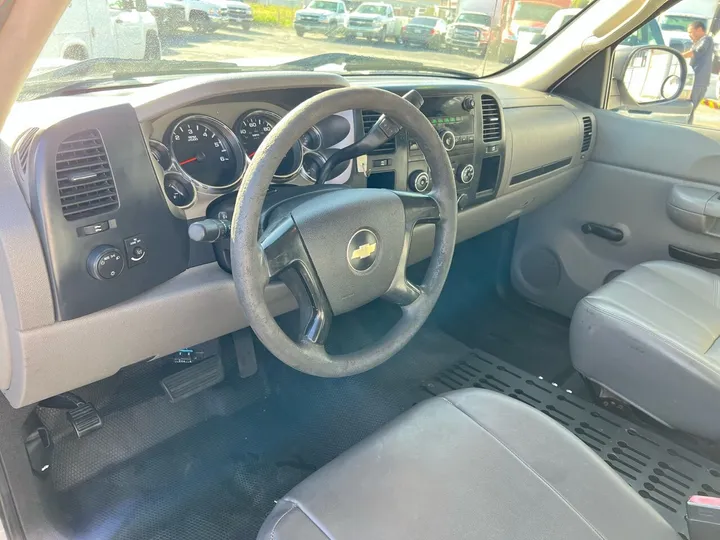 White, 2008 Chevrolet Silverado 2500HD Image 16