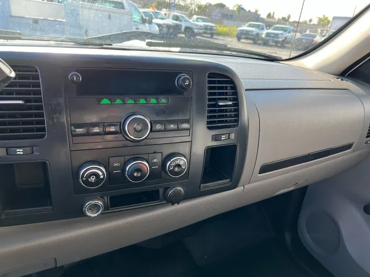 White, 2008 Chevrolet Silverado 2500HD Image 21