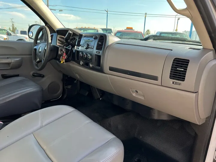 White, 2008 Chevrolet Silverado 2500HD Image 22