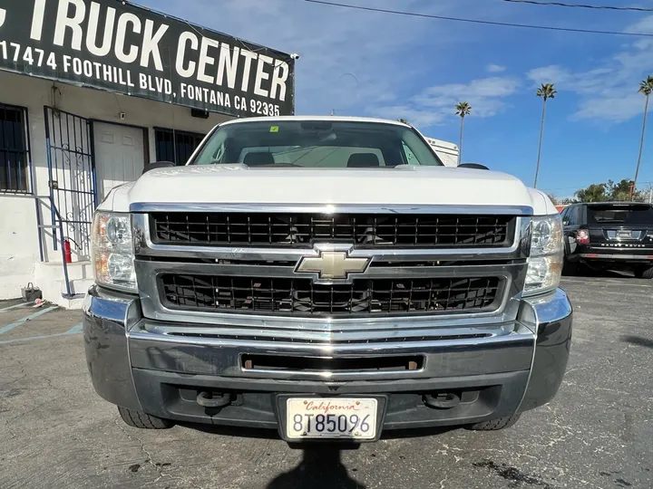 White, 2008 Chevrolet Silverado 2500HD Image 2