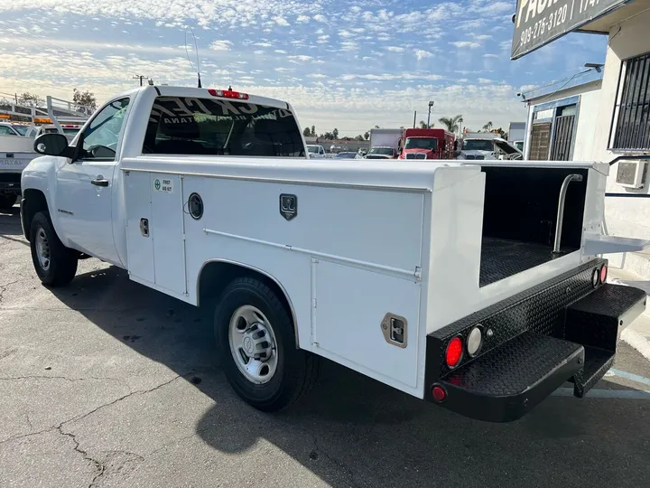 White, 2008 Chevrolet Silverado 2500HD Image 12