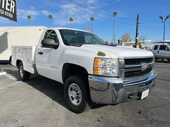 White, 2008 Chevrolet Silverado 2500HD Image 3